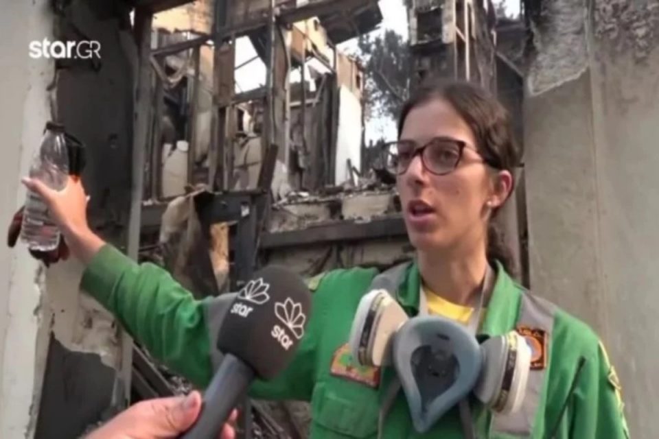 Φωτιά στην Αττική – Η εθελόντρια που έσωσε σπίτια των γειτόνων της αντικρύζει τα αποκαΐδια του δικού της