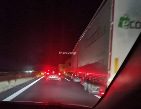 Θεσσαλονίκη – Ανατροπή νταλίκας στην Εγνατία Οδό – Μεγάλες ουρές οχημάτων στις λίμνες