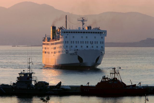 Πρόσκρουση πλοίου στο λιμάνι της Ανάφης – Μεταφέρει 395 επιβάτες | tovima.gr