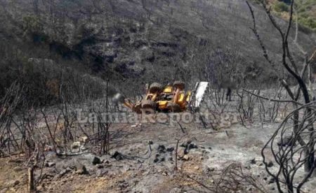Φωτιά στη Φωκίδα – Γκρέιντερ έπεσε σε γκρεμό  – Εγκλωβισμένος ο οδηγός
