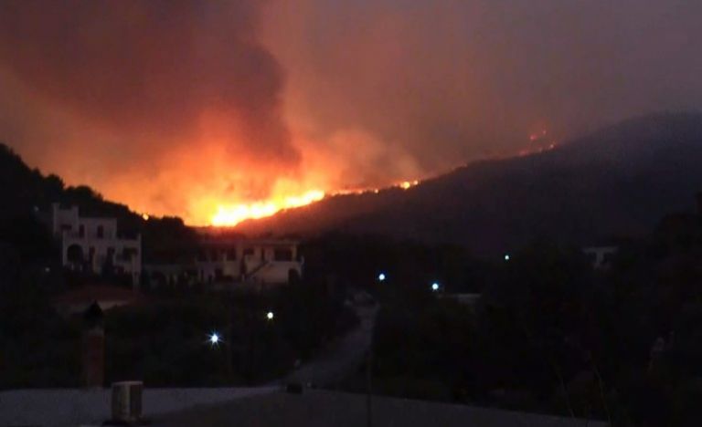 Δύο φωτιές καίνε στην Ανατολική Μάνη – Πυροσβεστικές δυνάμεις στη Δεσφίνα και τη μονή Τσίγκου | tovima.gr