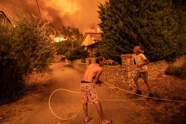 Φωτιά στην Εύβοια – Τρόμος από τις συνεχείς αναζωπυρώσεις – «Θα καούμε ζωντανοί, στείλτε αμέσως εναέρια» | tovima.gr
