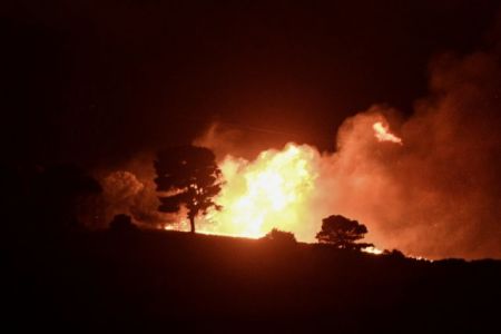 Φωτιά στην Αρκαδία – Ολονύχτια μάχη με τις φλόγες για να σωθούν οικισμοί
