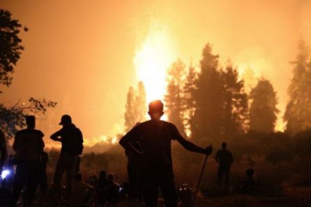 Εύβοια – Μάχη με τις αναζωπυρώσεις – Υπεράνθρωπες προσπάθειες  να μην φτάσει η φωτιά στην Ιστιαία