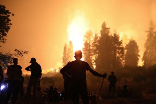 Εύβοια – Μάχη με τις αναζωπυρώσεις – Υπεράνθρωπες προσπάθειες  να μην φτάσει η φωτιά στην Ιστιαία | tovima.gr