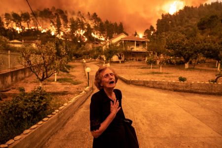 Φωτιά στην Εύβοια – Συγκλονιστικές φωτογραφίες στα διεθνή ΜΜΕ από το πύρινο μέτωπο