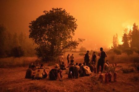 Φωτιά στην Εύβοια – Συνεχείς αναζωπυρώσεις και ανθρώπινη «αλυσίδα» ενάντια στα πύρινα μέτωπα