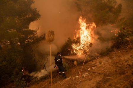 Πυρκαγιές – Μάχη με τις αναζωπυρώσεις σε Πελοπόννησο και Εύβοια