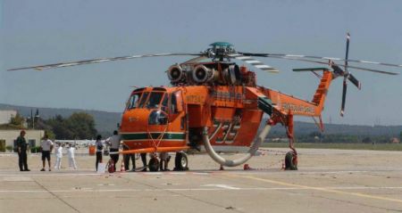 Αρκαδία – Ελικόπτερο Έρικσον ανεφοδιάζεται στο Λάδωνα ποταμό