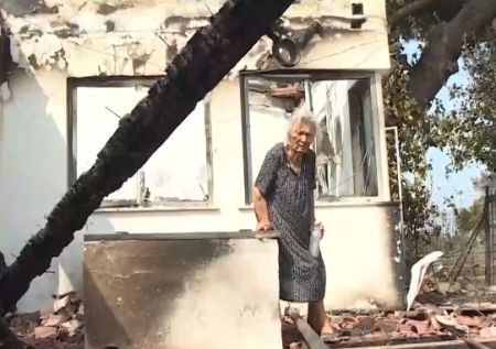 Πυρκαγιές – Συγκινεί 92χρονη «τώρα στα γεράματα να είμαι ξεσπιτωμένη»