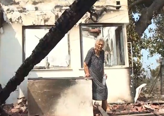 Πυρκαγιές – Συγκινεί 92χρονη «τώρα στα γεράματα να είμαι ξεσπιτωμένη» | tovima.gr