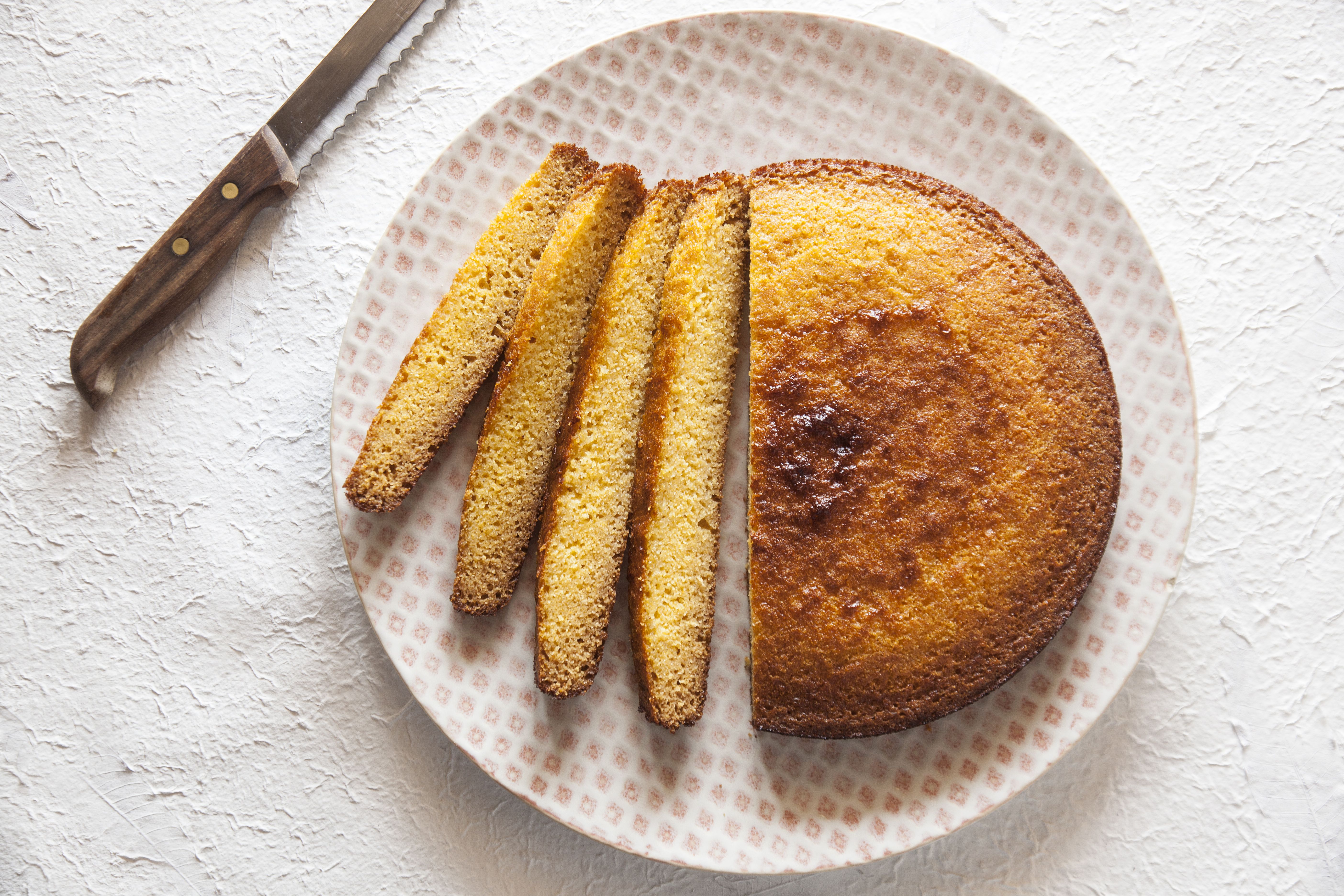 Καλαμποκόψωμο με βούτυρο και ξινόγαλο