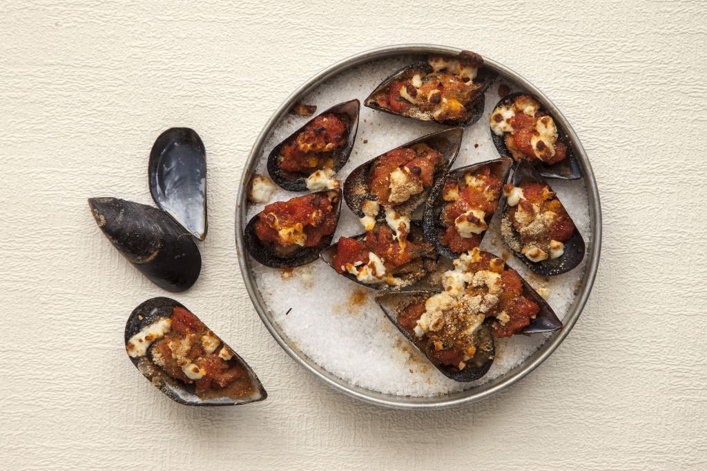 Μύδια γκρατιναρισμένα με φέτα, ντομάτα και κρίταμο