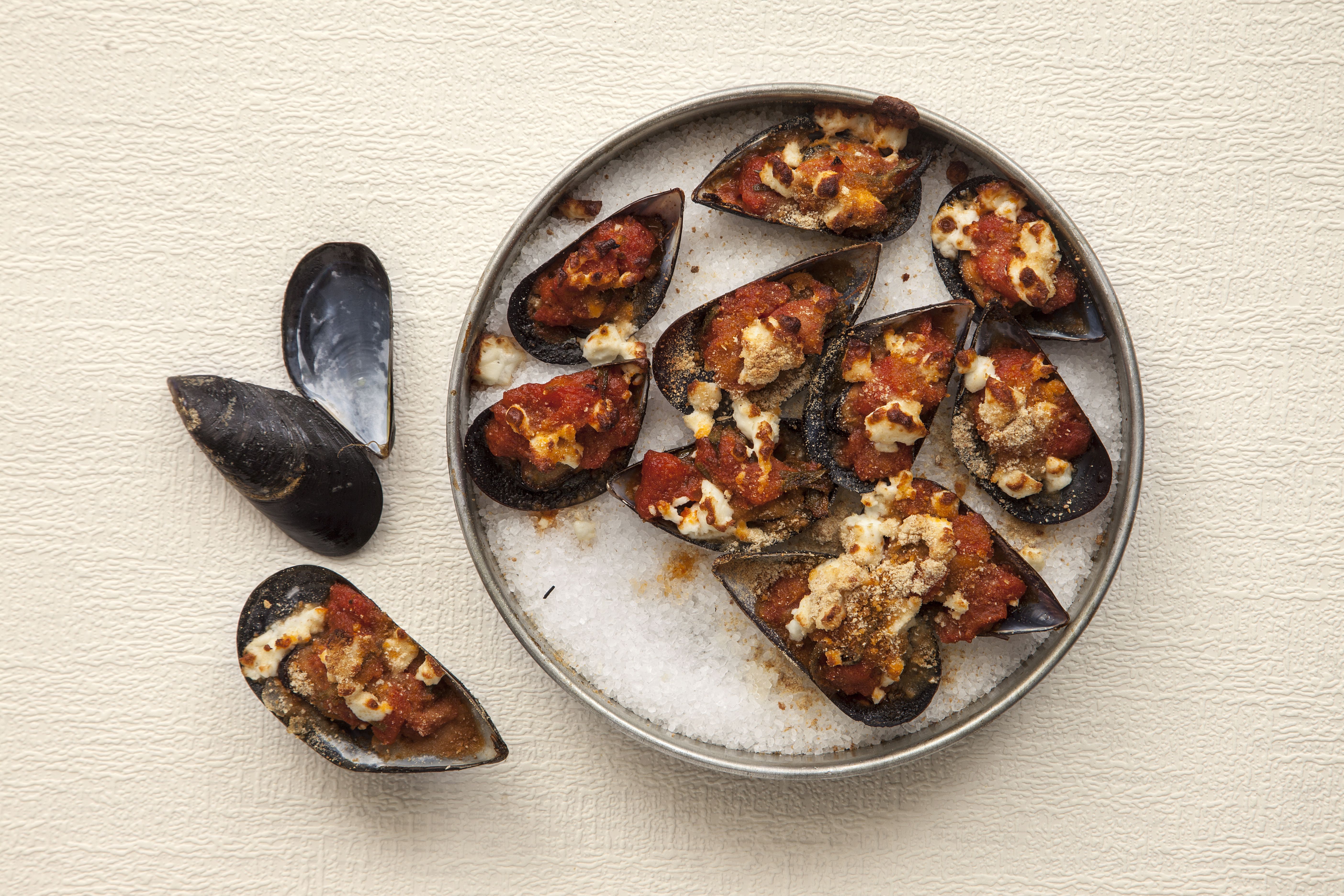 Μύδια γκρατιναρισμένα με φέτα, ντομάτα και κρίταμο