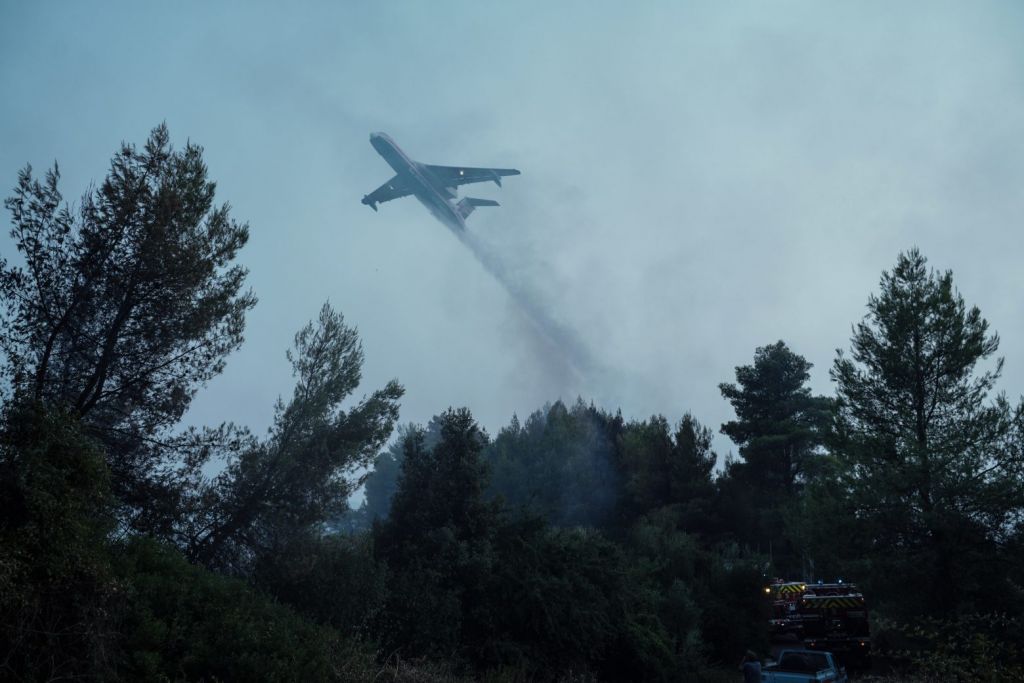 Φωτιές – Ενεργό το μέτωπο στη Γορτυνία, σηκώθηκαν τα εναέρια – Τι γίνεται στην Εύβοια