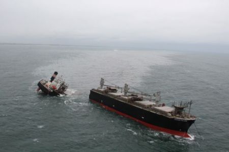 Ιαπωνία – Διαρροή πετρελαίου από φορτηγό πλοίο που προσάραξε σε λιμάνι