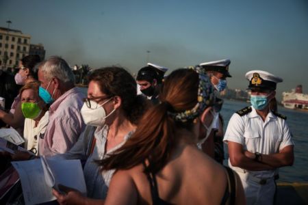 Με μεγάλη πληρότητα αναχωρούν τα πλοία από το λιμάνι του Πειραιά – Εντατικοί οι έλεγχοι