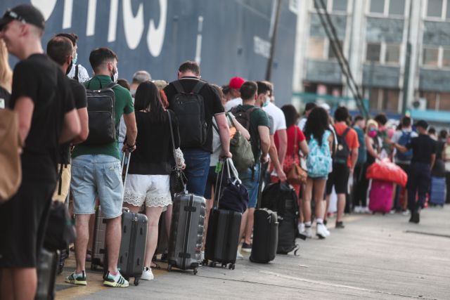 Κορωνοϊός: Ανησυχία για την μεγάλη επιστροφή από τα νησιά – Βλέπουν αύξηση κρουσμάτων και πίεση στο ΕΣΥ