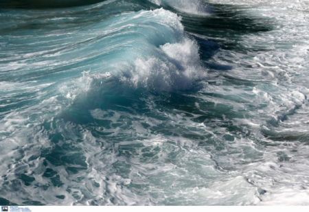 Ηράκλειο – Κρίσιμες ώρες για τον 10χρονο που παρασύρθηκε από τα κύματα