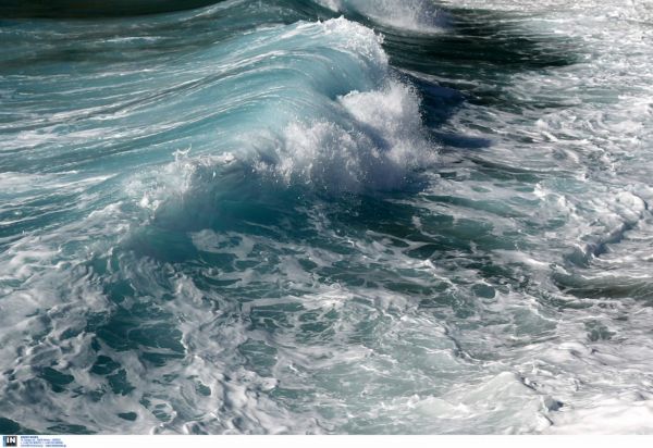 Ηράκλειο – Κρίσιμες ώρες για τον 10χρονο που παρασύρθηκε από τα κύματα | tovima.gr