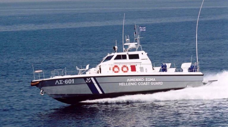 Fokida – Speedboat sinks near rocky shore | tovima.gr