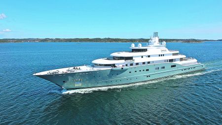 Τρυφερές κινήσεις, ακριβά γούστα και σμαράγδια