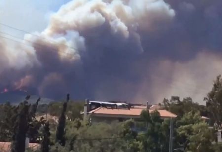 Φωτιά στην Κερατέα – Εκκενώθηκε το Μαρκάτι – «Έχουν καεί σπίτια» λέει ο δήμαρχος Λαυρεωτικής στο in.gr