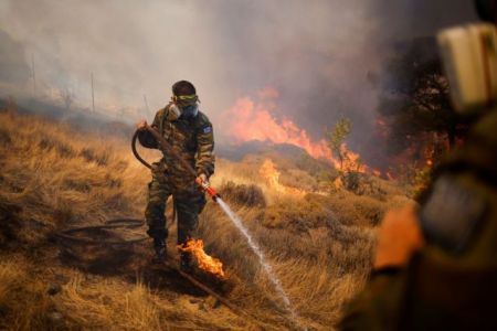 Φωτιά στα Βίλια – «Μάχη» στη Βένιζα να μην περάσουν οι φλόγες στα Μέγαρα