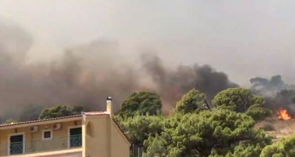 Μεγάλη φωτιά στην Κερατέα – Έχουν καεί σπίτια – Αγνοείται ηλικιωμένη – Εκκένωση 3 οικισμών | tovima.gr