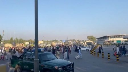 Αφγανιστάν – Χάος στο αεροδρόμιο της Καμπούλ – Πυροβολισμοί και ποδοπάτημα – Πληροφορίες για νεκρό κορίτσι