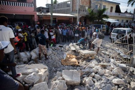 Αϊτή – Αγγίζουν τους 1.300 οι νεκροί του σεισμού – Αγωνία για τους εγκλωβισμένους