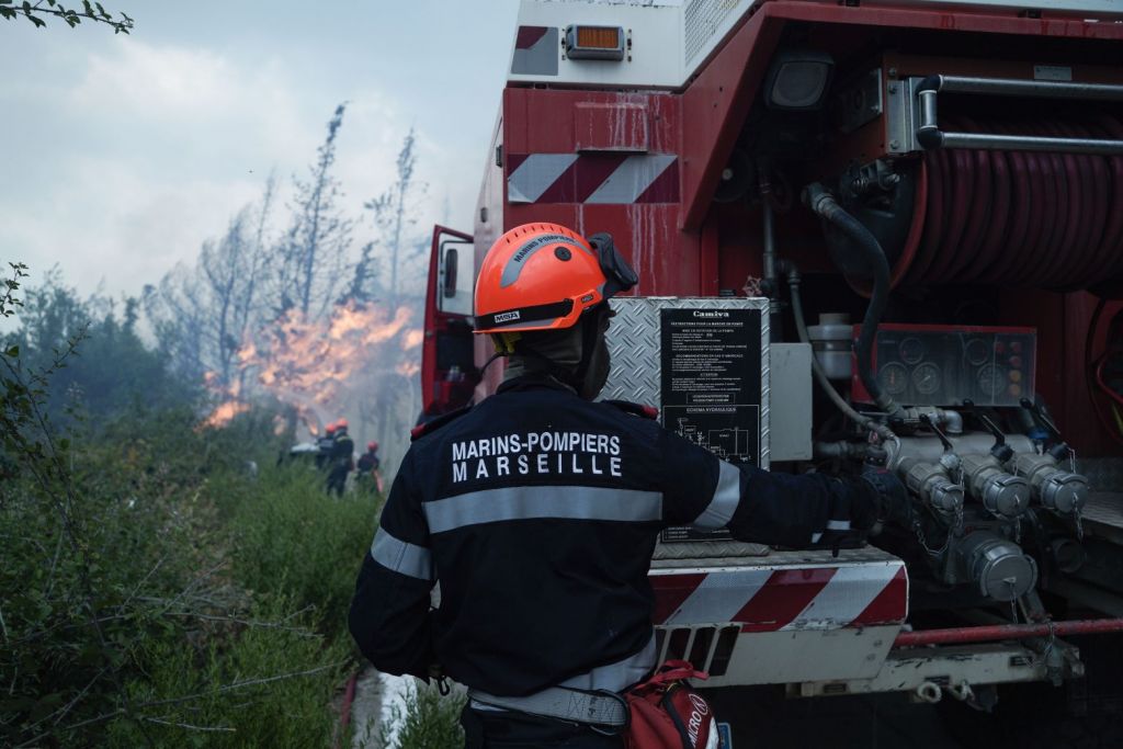 Φωτιά στα Βίλια –  Εκκενώνονται Άγιος Γεώργιος και Παλαιοχώρι