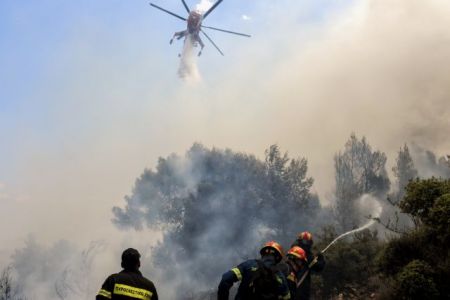 Φωτιά στο Μαρκάτι Λαυρίου – Κινητοποιήθηκαν επίγειες και εναέριες δυνάμεις