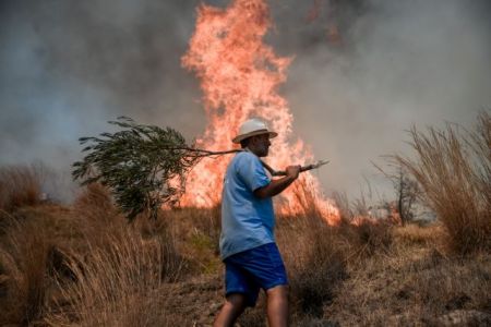 Φωτιές – Πού έχει διακοπεί η κυκλοφορία σε Βίλια και Κερατέα