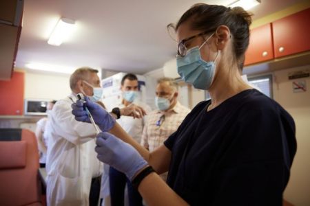 Θεμιστοκλέους – Πλήρως εμβολιασμένο το 52,5% του γενικού πληθυσμού – 25.000 εμβολιασμοί σε μια μέρα