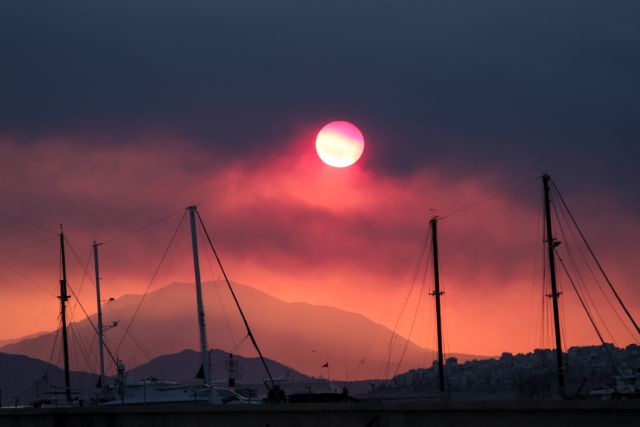 Φωτιά στα Βίλια – Ο καπνός έφτασε μέχρι τις δυτικές ακτές της Κρήτης – Εντυπωσιακές εικόνες από δορυφόρο