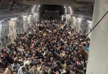 Αφγανιστάν – Συγκλονιστική εικόνα με 600 άνθρωπους στοιβαγμένους σε αεροσκάφος να προσπαθούν να φύγουν