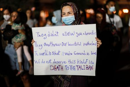 Λέσβος – Πρόσφυγες από το Αφγανιστάν διαδήλωσαν ενάντια στους Ταλιμπάν
