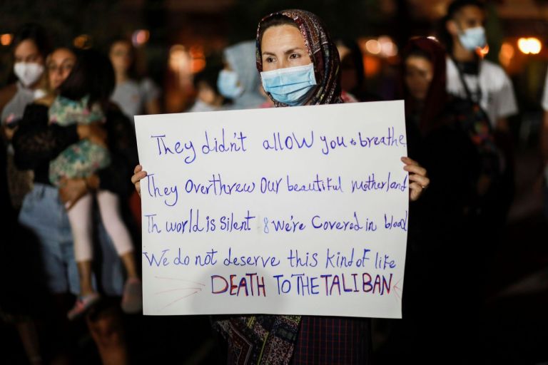 Λέσβος – Πρόσφυγες από το Αφγανιστάν διαδήλωσαν ενάντια στους Ταλιμπάν | tovima.gr