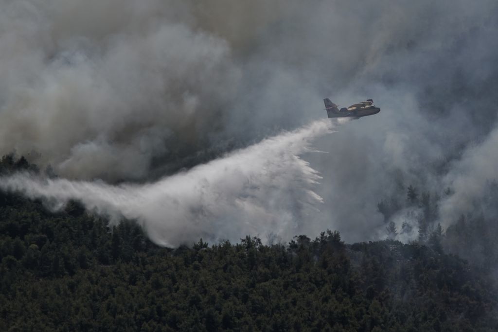 Φωτιές – Οριοθετήθηκε η πυρκαγιά στη Λαυρεωτική – Καλύτερη η εικόνα στα Βίλια