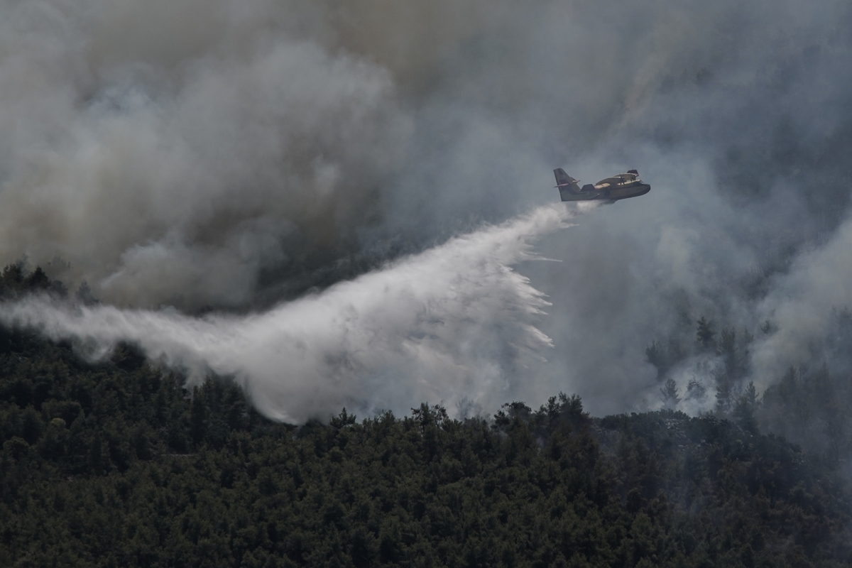 Φωτιές – Οριοθετήθηκε η πυρκαγιά στη Λαυρεωτική – Καλύτερη η εικόνα στα Βίλια