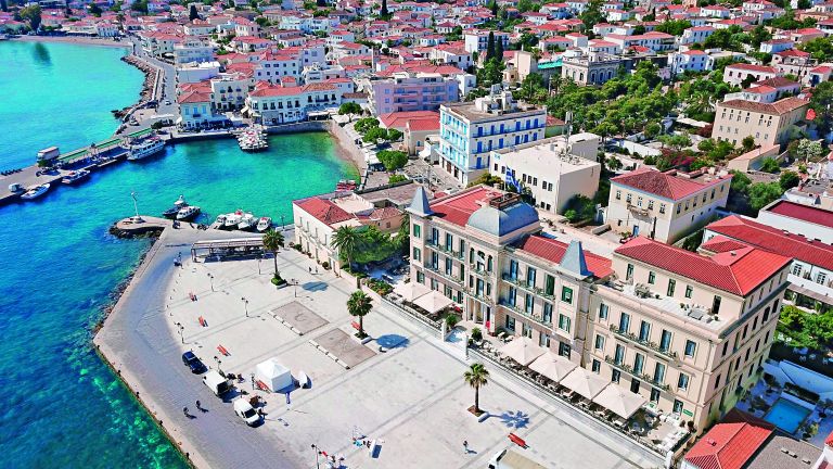 Οι βίλες στο Airbnb, τα κρούσματα, οι θαλαμηγοί