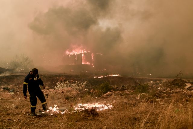 Βίλια – Δραματικές ώρες – Καίγονται σπίτια  και δάσος | tovima.gr