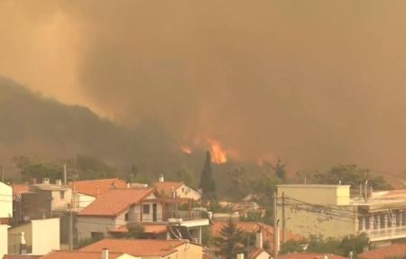 Φωτιά στα Βίλια – Στα 400 μέτρα από τα σπίτια οι φλόγες