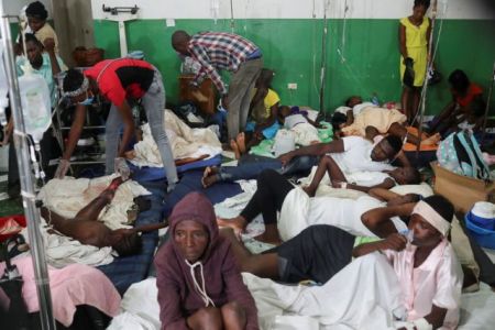 Αϊτή – Στα νοσοκομεία γέμισαν ακόμη και τα πατώματα