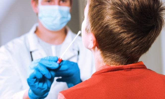 Κορωνοϊός – Εκρηξη κρουσμάτων σε παιδιά εξαιτίας της μετάλλαξης Δέλτα