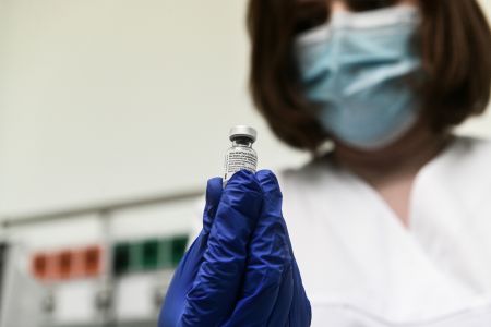 Έρχονται απολύσεις ανεμβολίαστων στον ιδιωτικό τομέα; – Τι λέει ο Χατζηδάκης