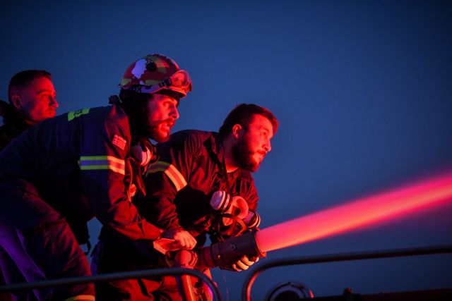 Βίλια – Στρόβιλος φωτιάς εκτοξεύει κορμό δέντρου προς τους πυροσβέστες