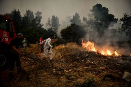 Φωτιά στα Βίλια – Μεγάλη εστία στο Καραούλι – Εκκενώνονται οικισμοί