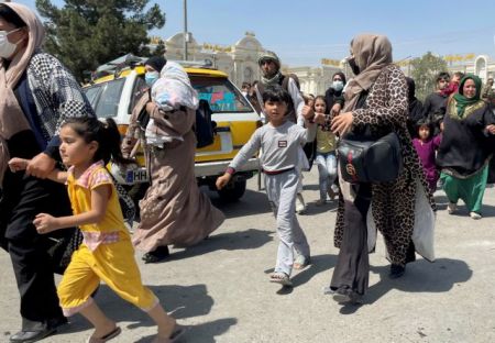 Αφγανιστάν – Σκηνές απόλυτου χάους με δώδεκα νεκρούς – Οι Ταλιμπάν εμποδίζουν Αφγανούς να φτάσουν στο αεροδρόμιο